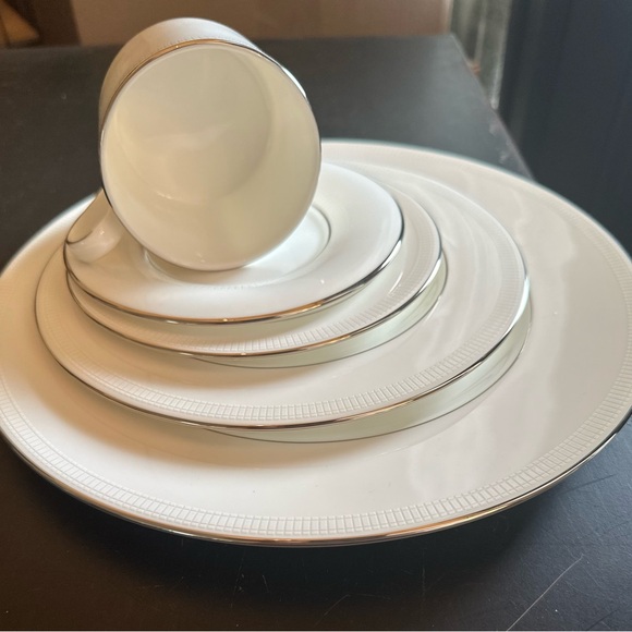 8 plate settings - Tribeca Lenox Bone China - Picture 8 of 9